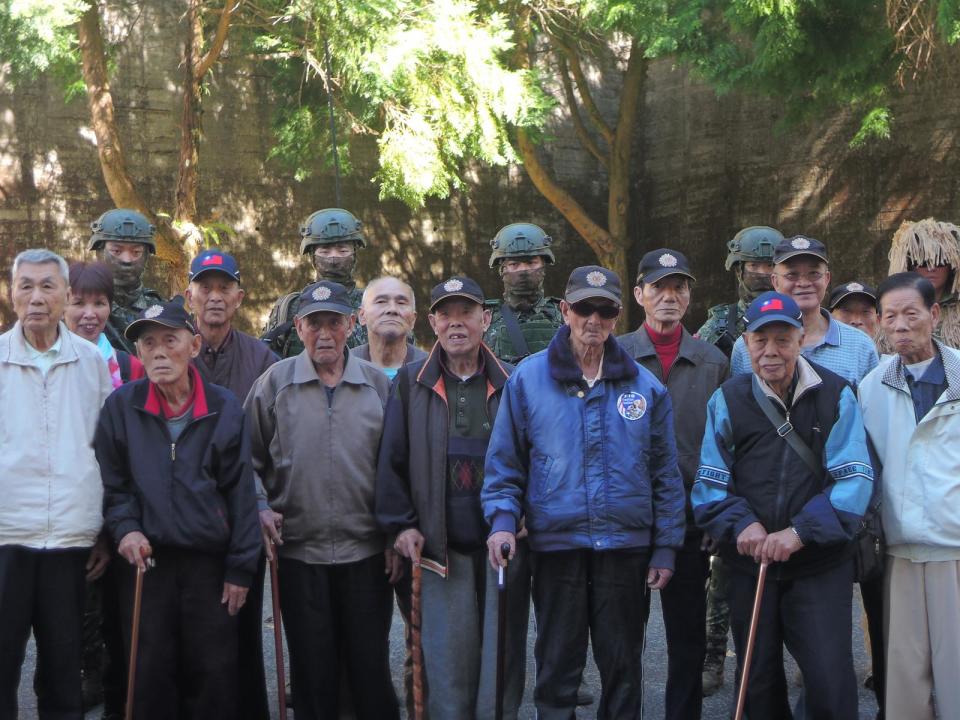 ▲新竹榮家年度住民自強活動邀請八十多位榮民老兵參訪國軍谷關特戰訓練中心。（圖／記者常似虎翻攝 , 2017.12.04）