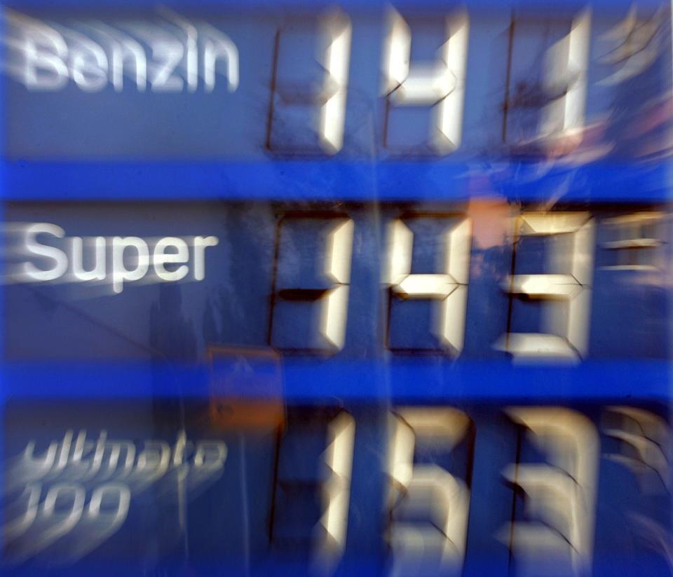 Die Preispolitik der Tankstellen ist für die meisten Autofahrer intransparent – zwei Kartellforscher untersuchten nun die Preisschwankung. (Bild: AP Photo)