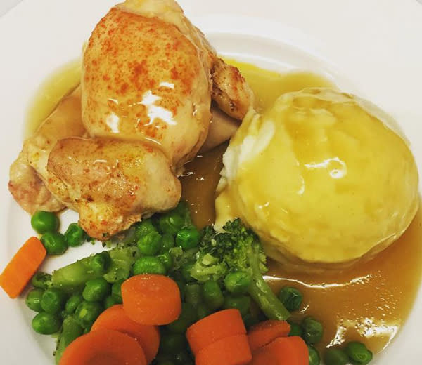 Une femme prend en photo les bons plats de l’hôpital