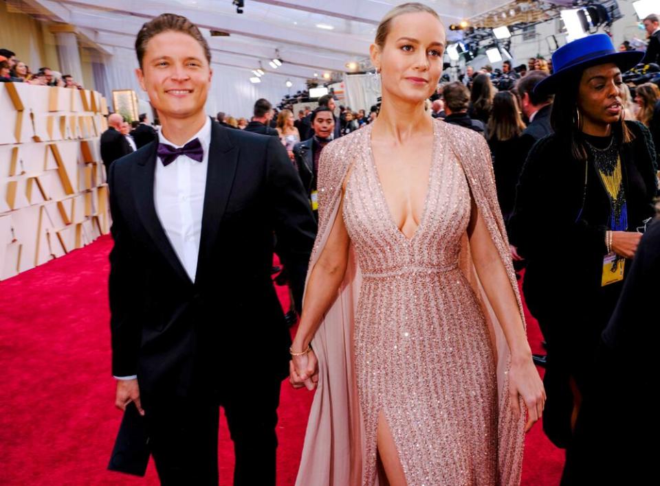 Date Night Brie Larson Walks Hand In Hand With Elijah Allan Blitz On The Oscars Red Carpet