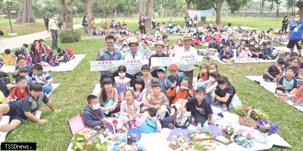 立委郭國文邀4區15間中小學弱勢家庭暢遊山上水道博物館與南瀛天文館，享受社會溫暖。（記者李嘉祥攝）