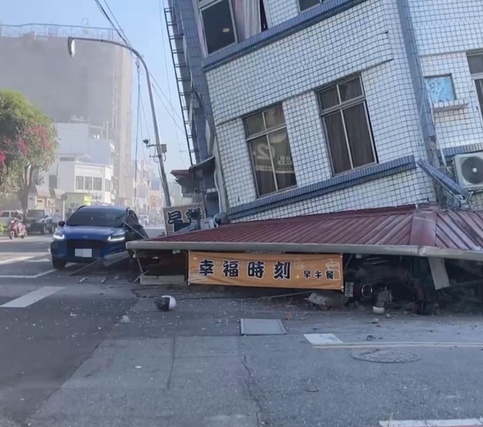 ▲圖／6強大地震造陳花蓮北濱一間早餐店塌陷。（翻攝畫面，2024.04.03）