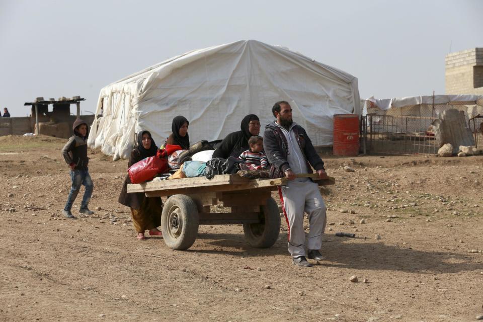 Civilians flee their villages due to fighting between Iraqi security forces and Islamic State militants, on the outskirts of Mosul, Iraq, Thursday, Jan. 26, 2017. (AP Photo/Khalid Mohammed)