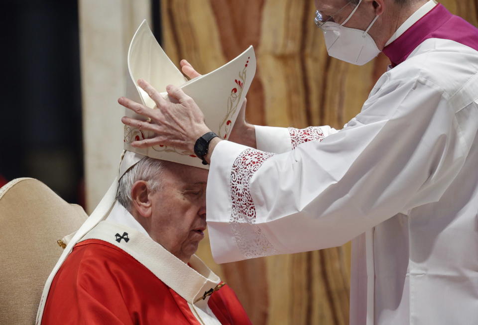 Pope Francis celebrates Palm Sunday Mass in Saint Peter's Basilica at the Vatican, Sunday, March 28, 2021. (Giuseppe Lami/Pool photo via AP)