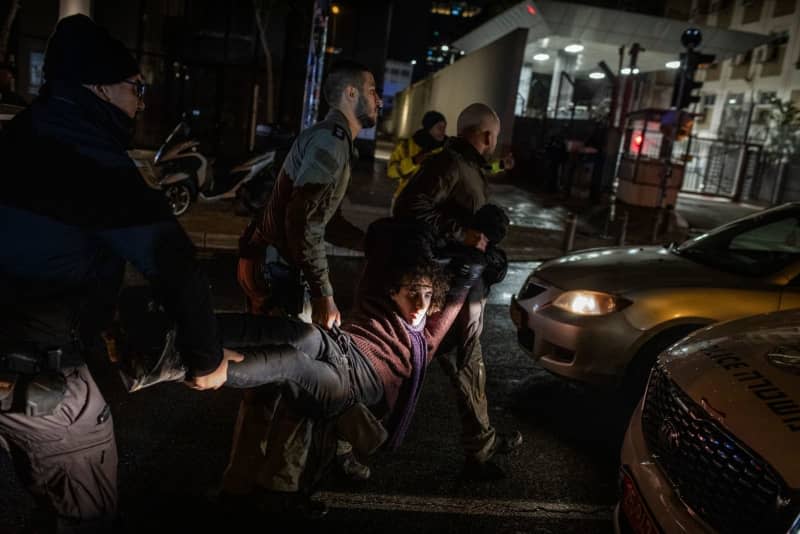 Israeli forces arrest a protester during a protest demanding the government's resignation and early elections. Ilia Yefimovich/dpa