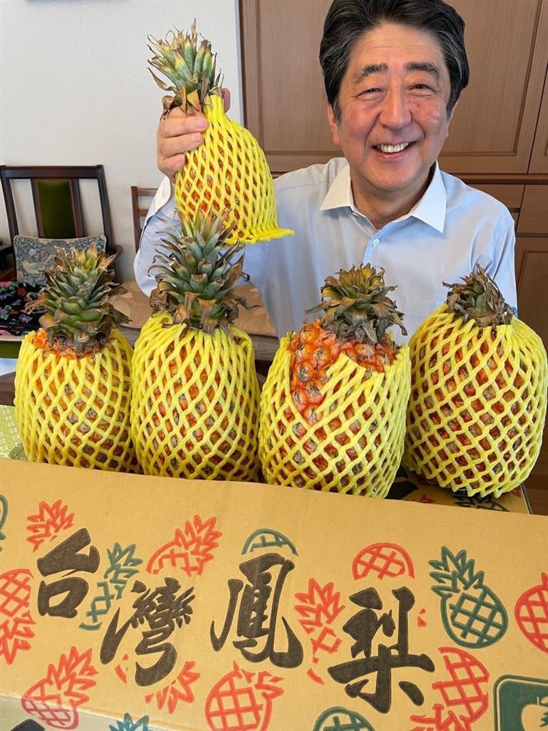 外交部臉書貼出安倍手拿台灣鳳梨的照片並寫道，「您手裡拿著台灣鳳梨溫暖真誠的笑容，會永遠記在台灣人的心裡」。（圖／翻攝自安倍晉三推特）