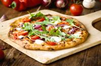 <p>Freshly baked pizza with arugula, tomato, red onion and mozzarella</p> 