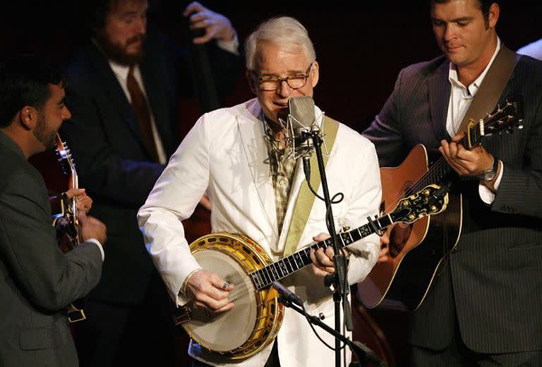 No sólo de actuar se vive... Steve Martin, en pleno ensayo con su banda en Los Angeles.