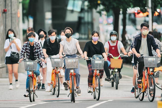 華航諾富特感染風暴，台大兒童醫院院長、台灣感染症醫學會名譽理事長黃立民受訪提醒民眾，現在國內已經是社區感染的第一級，呼籲每一個人都要做好個人防疫，才能避免走到第六級的社區感染全面爆發。圖為民眾在公共場合活動，即使是戶外空間也應將口罩戴好，做好自我防衛。(郭吉銓攝)