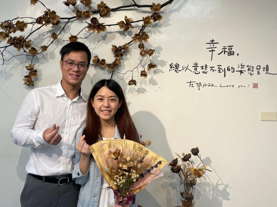 「意想不到的幸福」結婚贈新人木玫瑰花束。（記者許正雄翻攝）