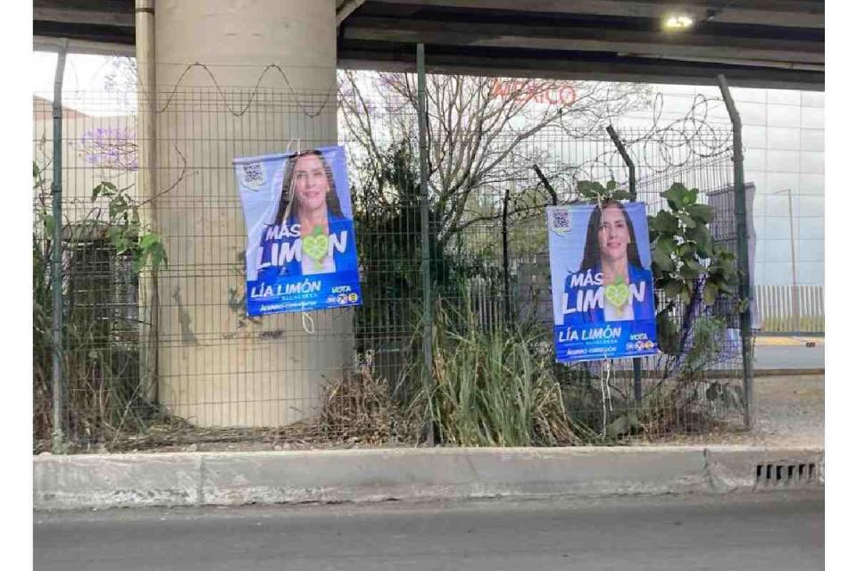 A pesar de estas reglas, en la esquina de la avenida Morelos y Calzada de La Viga, la candidata morenista Evelyn Parra colocó una de sus lonas a un lado de un semáforo vial. Cuando hay viento, el plástico obstruye la vista de la luz verde que anuncia que la gente puede atravesar la calle.Parra, quien es candidata a la alcaldía Venustiano Carranza por la alianza Morena-PT-PVEM, es otra de las candidatas que tapizó las calles de la demarcación con el objetivo de ganar las votaciones del 2 de junio. 