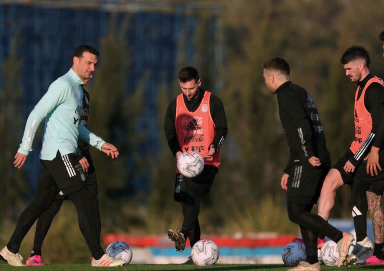 Alejandro Papu Gómez, junto a Messi y Scaloni, en uno de los entrenamientos mientras disputaban la Copa América en Brasil