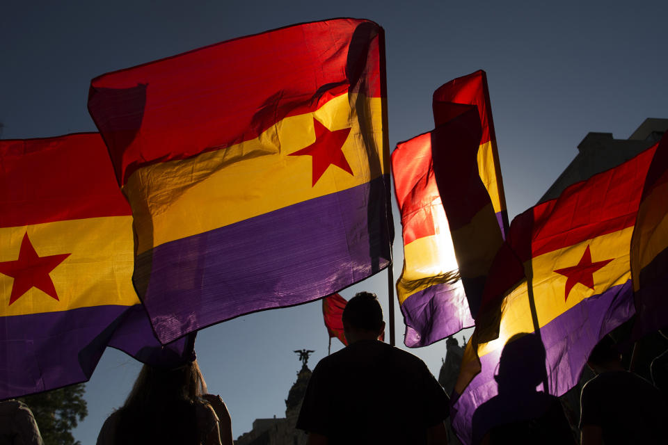 <p>Protesters demanding a referendum march with republican flags during a demonstration against the Spanish monarchy in Madrid, June 7, 2014. (AP Photo/Andres Kudacki) </p>