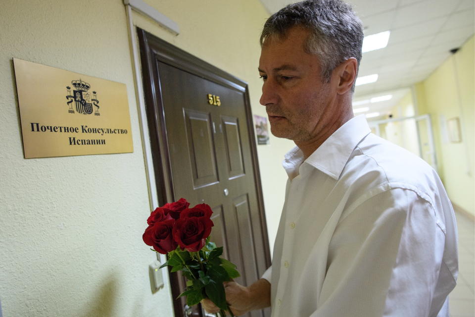 Yekaterinburg Mayor Yevgeny Roizman brings flowers to the Consulate of Spain.&nbsp;