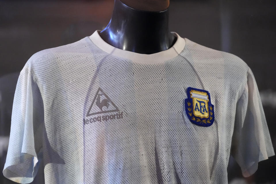 La camiseta que Diego Maradona lució en la final del Mundial de 1986 en México, donada por el retirado futbolista alemán Lothar Matthaus, es mostrada en la embajada de Argentina en Madrid, España, el jueves 25 de agosto de 2022.