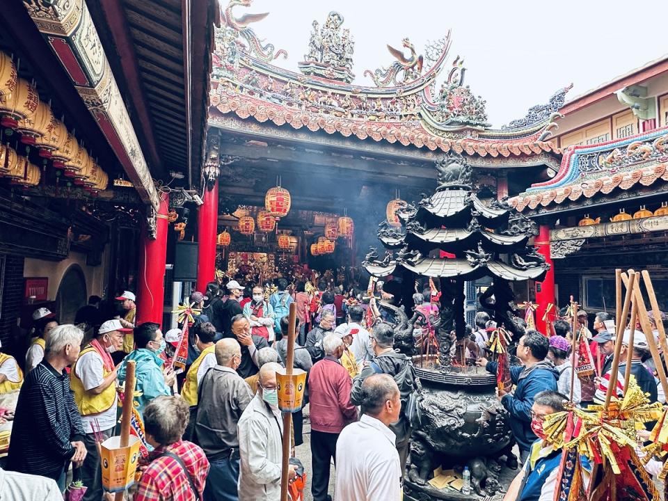 大甲媽祖遶境到嘉義，新港奉天宮內香客川流不息。（圖：龐清廉攝）