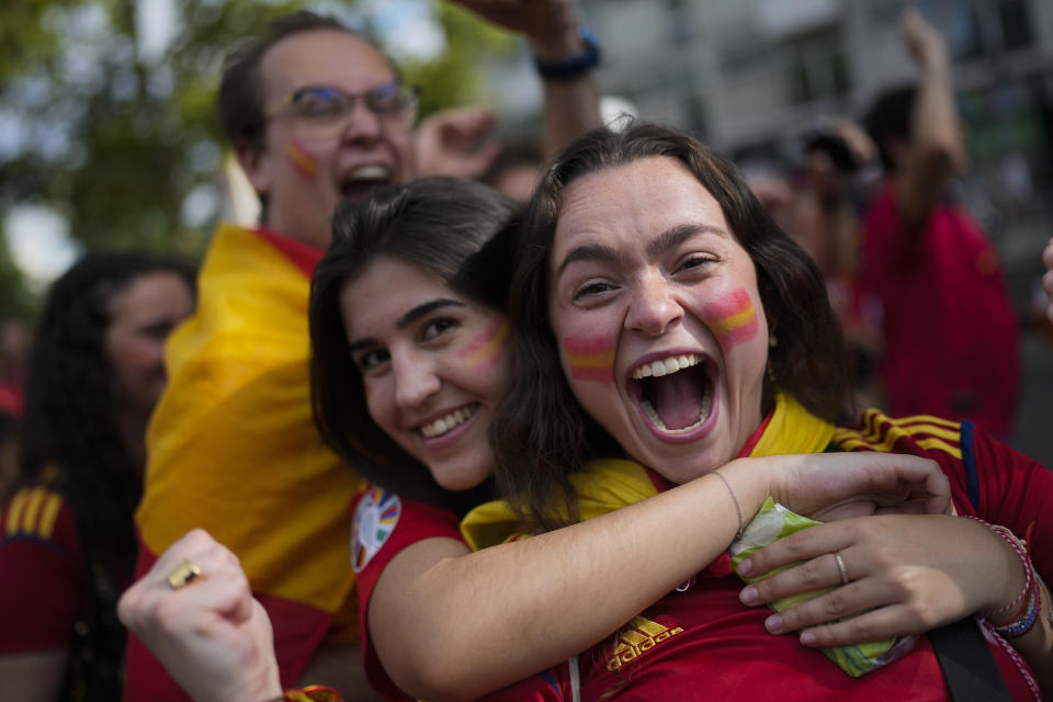 Fans of Spain cheers before the start of the final match between Spain and England at the Euro 2024 soccer tournament in Berlin, Germany, Sunday, July 14, 2024. (AP Photo/Markus Schreiber)