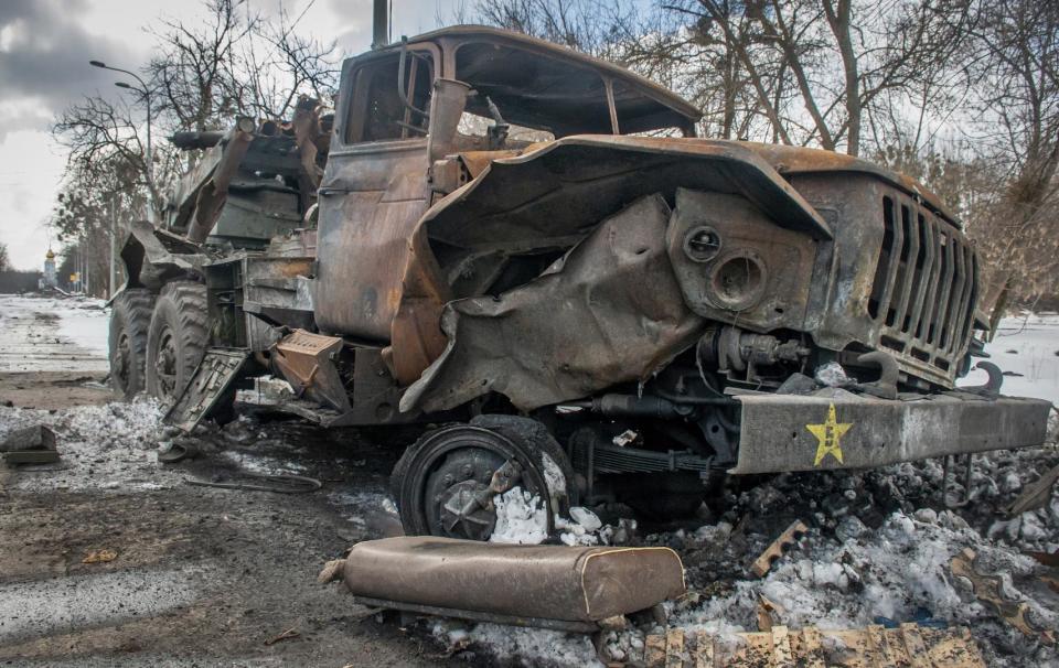Ein beschädigtes Militärfahrzeug in Charkiw, Ukraine. 16. März 2022