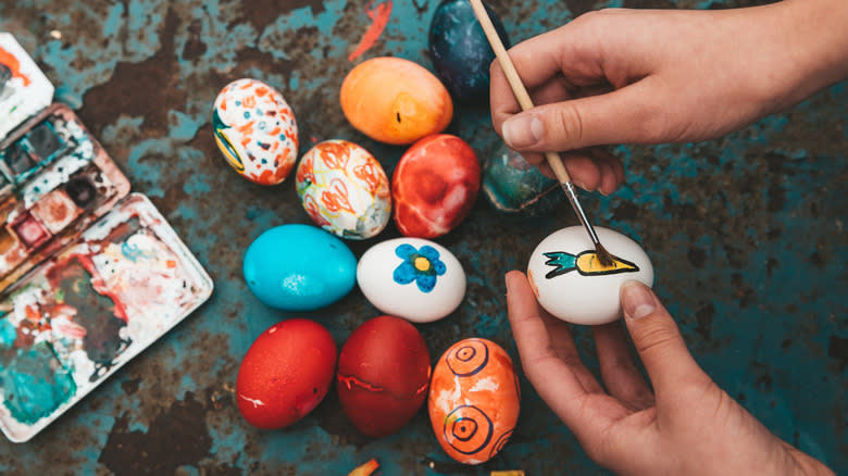 hand painting eggs