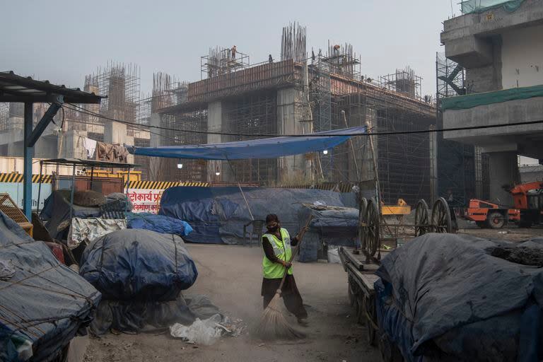 Un trabajador en la sitio de la construcción de una nueva estación de subte en Nueva  Delhi. (Rebecca Conway/The New York Times)