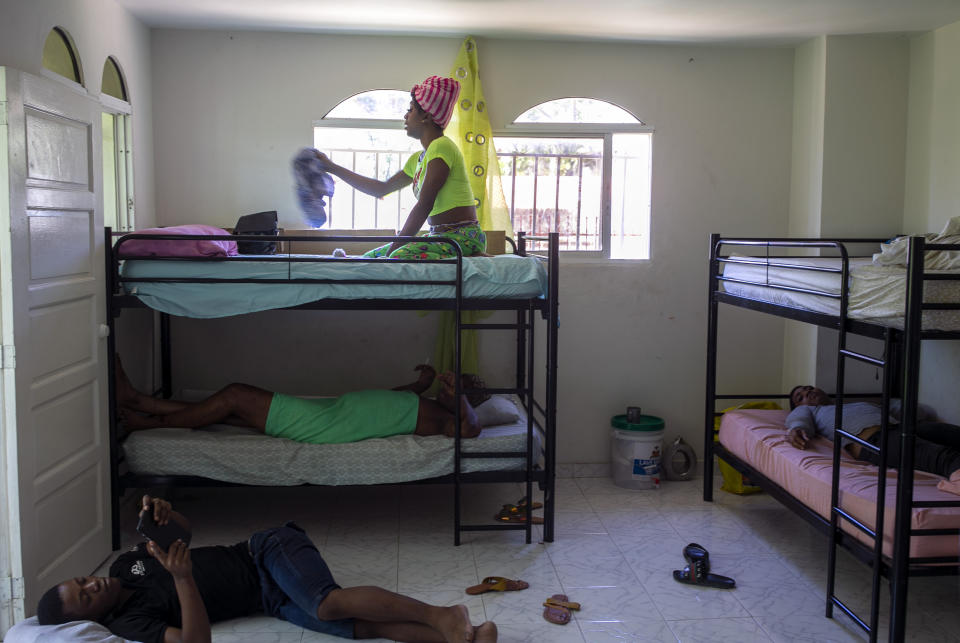 Endy Doblasse, una mujer transexual de 23 años, limpia su cama antes de dormir una siesta en la habitación que comparte con otros tres residentes en el centro Kay Trans Haití, en Puerto Príncipe, Haití, el 16 de agosto de 2020. Según los residentes, el vecindario donde se ubica el centro los acepta cada vez más, creando una isla segura en una ciudad donde normalmente se sienten vulnerables y objeto de abusos en cualquier momento. (AP Foto/Dieu Nalio Chery)