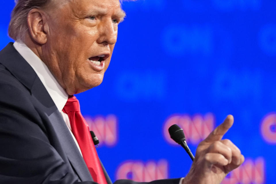 El candidato republicano a la presidencia de Estados Unidos, el expresidente Donald Trump, habla durante un debate presidencial con el presidente Joe Biden, el jueves 27 de junio de 2024, en Atlanta. (AP Foto/Gerald Herbert)