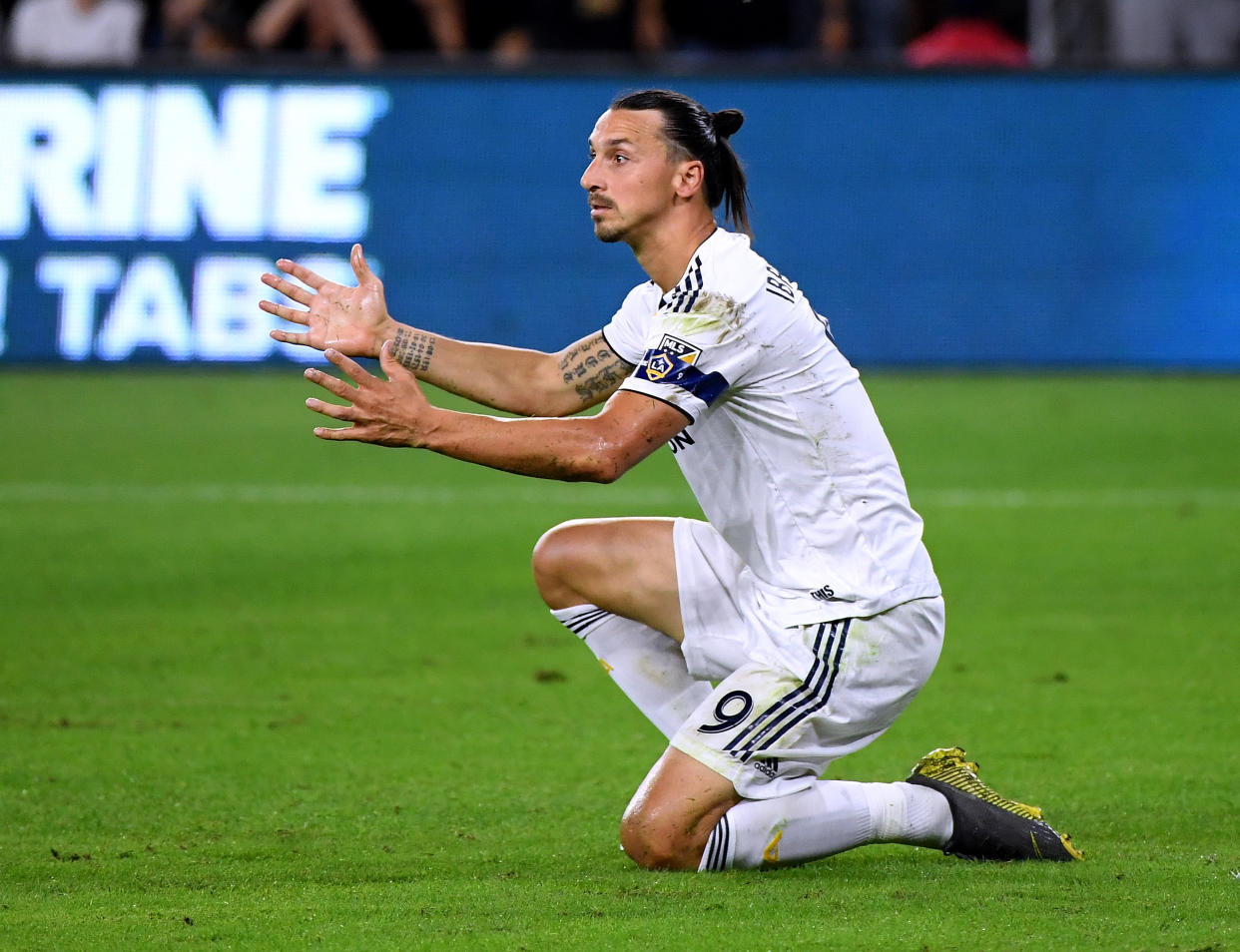 Zlatan Ibrahimovic, jugador de Los Ángeles Galaxy, reclama una falta durante un partido con su equipo.