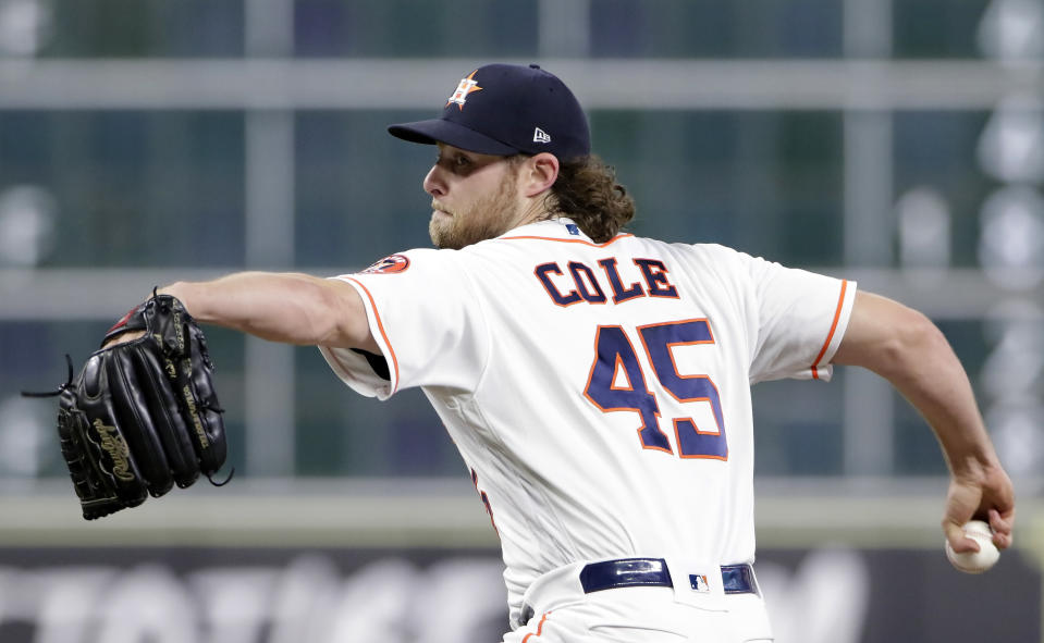 ARCHIVO - Esta imagen del 2 de septiembre de 2018, el pitcher Gerrit Cole de los Astros de Houston lanza ante los Angelinos de Los Angeles. (AP Foto/Michael Wyke, archivo)