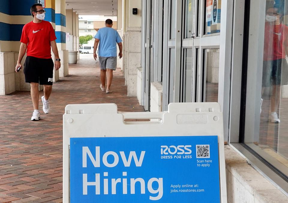 Un anuncio en una tienda departamental Ross en Hallandale, Florida, ofrece puestos de trabajo. El sector de comercio minorista sufre de carencia de trabajadores en EEUU. (Getty Images)