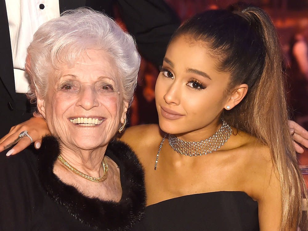 Ein Herz und eine Seele: Ariana Grande nimmt ihre Großmutter Marjorie gerne mit zu Veranstaltungen und holte sie auch schon auf die Bühne. (Bild: Kevin Mazur/Getty Images for Time)