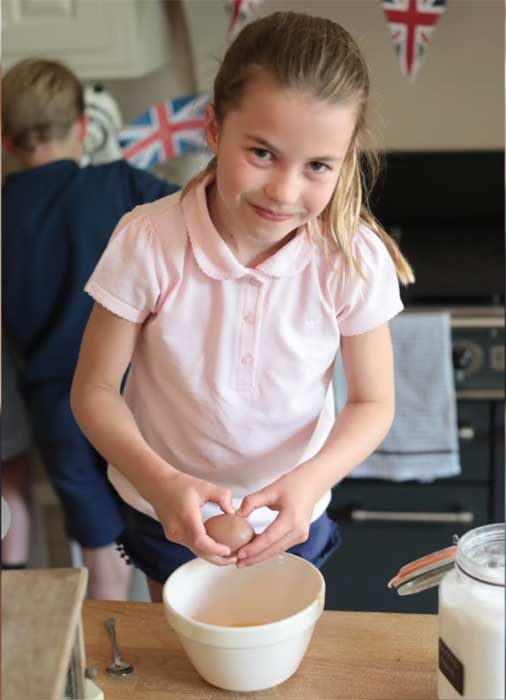kate-middleton-daughter-princess-charlotte-baking