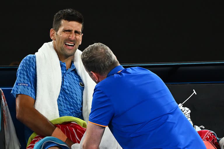 Novak Djokovic recibiendo la atención médica durante el partido de la tercera ronda del reciente Australian Open, ante Grigor Dimitrov