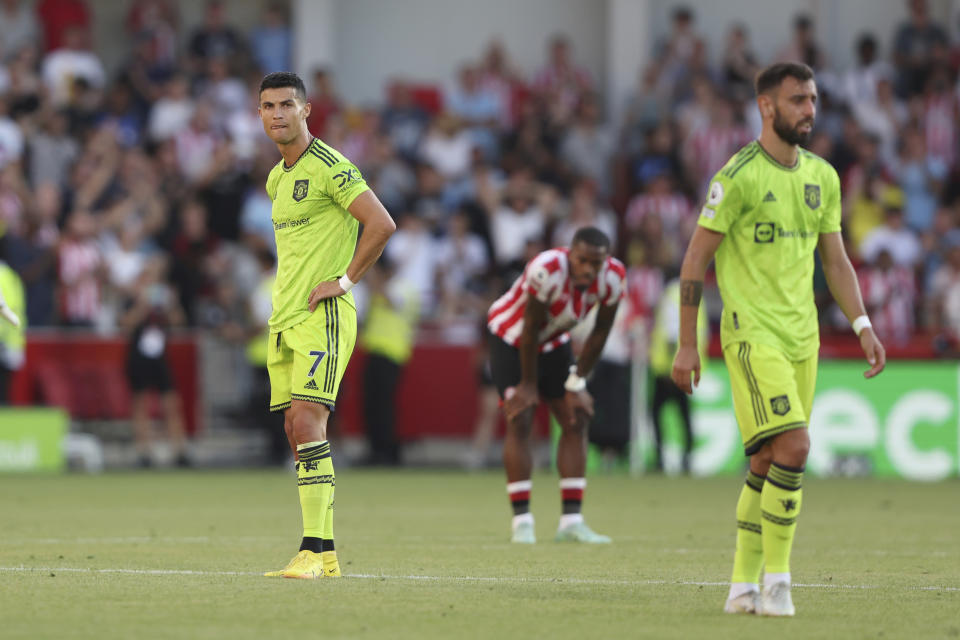 Cristiano Ronaldo con el Manchester United observa la cancha en el encuentro ante el Brenford en la Liga Premier el sábado 13 de agosto del 2022. (AP Foto/Ian Walton)