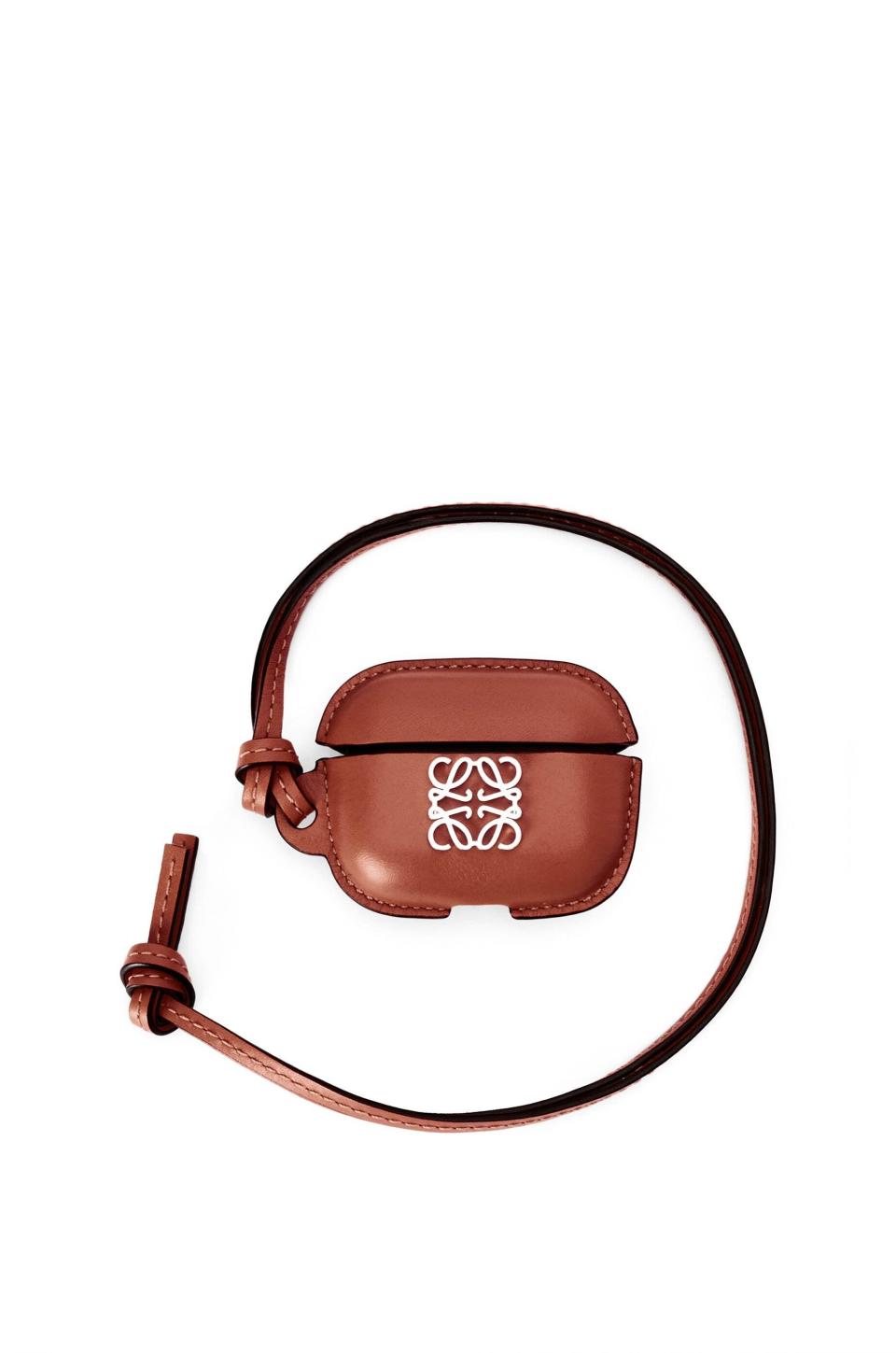 LOEWE AirPod Pro case in smooth calfskin，約NT$10,055圖片來源：LOEWE官網