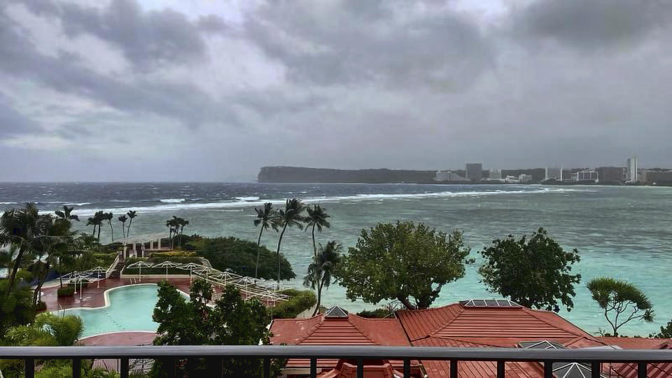 Esta imagen proporcionada por la Guardia Costera de Estados Unidos de la Bahía de Noverlooking Tumon Bay en Guam, antes de la llegada del super tifón Mawar el martes 23 de mayo 2023. ( Teniente Drew Lovullo/Guardia Costera de Estados Unidos via AP)