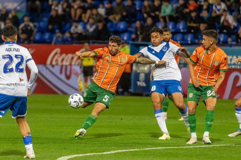 Eric Remedi remata al arco en el partido ante Vélez, en Liniers, donde Banfield ganó por 1-0 y encontró algo de alivio en la pelea por no descender