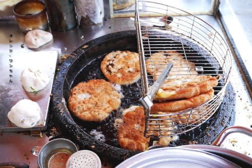 【高雄踢踏食記】鳳山體育館老攤蔥肉餅 安寧街 長明街│鳳山區鳳山站：從五塊錢童年一吃三十年的傳統滋味～下午兩點四十五分飄香銅板美味～酥脆膨鬆人氣排隊蔥肉餅！(加蛋跟辣椒醬不能錯過！)