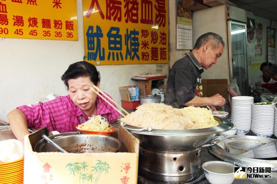 ▲許老闆夫婦兩人胼手胝足從北港到桃園打拚近30年，給桃園鄉親帶來北港的好味道。（圖／記者李春台攝 , 2018.04.29）