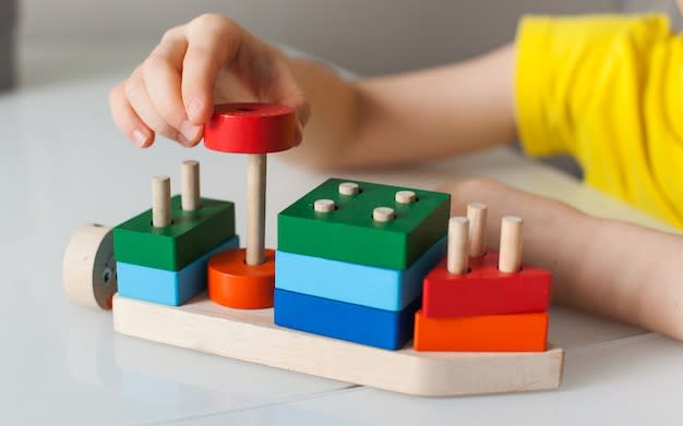 Juguetes educativos de lógica para niños. juegos montessori para el  desarrollo infantil. juguete de madera para niños. | Foto Premium