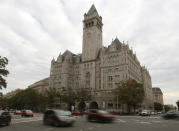 En la imagen el Trump International Hotel Washington DC, la Antigua Oficina de Correos, que abrió sus puertas en septiembre de 2016, poco antes de que Donald Trump se convirtiera en presidente de Estados Unidos. Llegó a generar unas ganancias de 1,6 millones de dólares (1,3 millones de euros) mensuales, pero en los últimos años ha sufrido importantes pérdidas. Está valorado en 168 millones de dólares (144 millones de euros), menos de la hipoteca que pidió el magnate para restaurarlo (170 millones). (Foto: Mark Wilson / Getty Images).