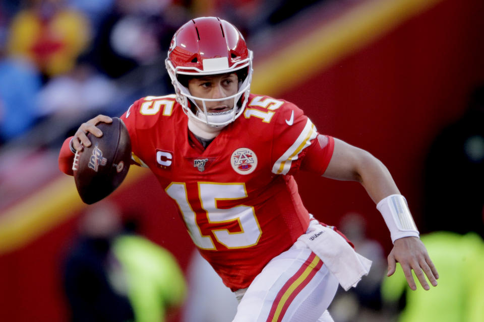 El quarterback de los Chiefs de Kansas Patrick Mahomes corre con el balón en el duelo por el campeonato de la AFC ante los Titans de Tennessee el domingo 19 de enero del 2020. (AP Photo/Charlie Riedel)