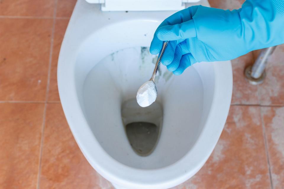 Sogar hartnäckiger Urinstein lässt sich mithilfe von Backpulver entfernen. Geben Sie zwei bis drei Päckchen in die Toilette und lassen Sie es einwirken. Anschließend geben Sie Essig oder Cola auf die Klobürste und schrubben kräftig nach. (Bild: iStock / itsarasak thithuekthak)
