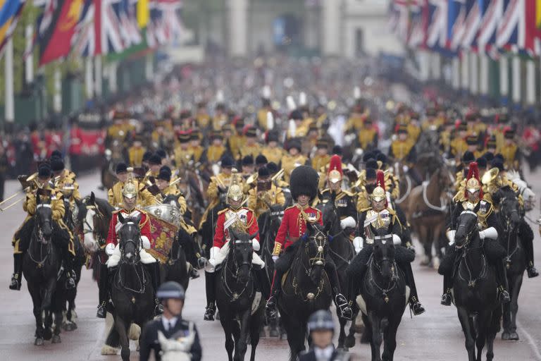 La procesión camino al Palacio de Buckingham después de la ceremonia de coronación del rey Carlos III y la reina Camila de Gran Bretaña en Londres, el sábado 6 de mayo de 2023