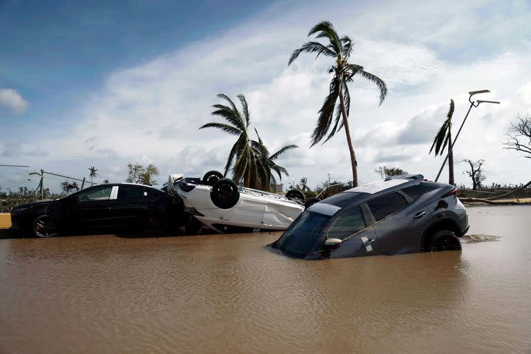 Los automóviles quedaron parcialmente bajo el agua después del huracán Otis en la 