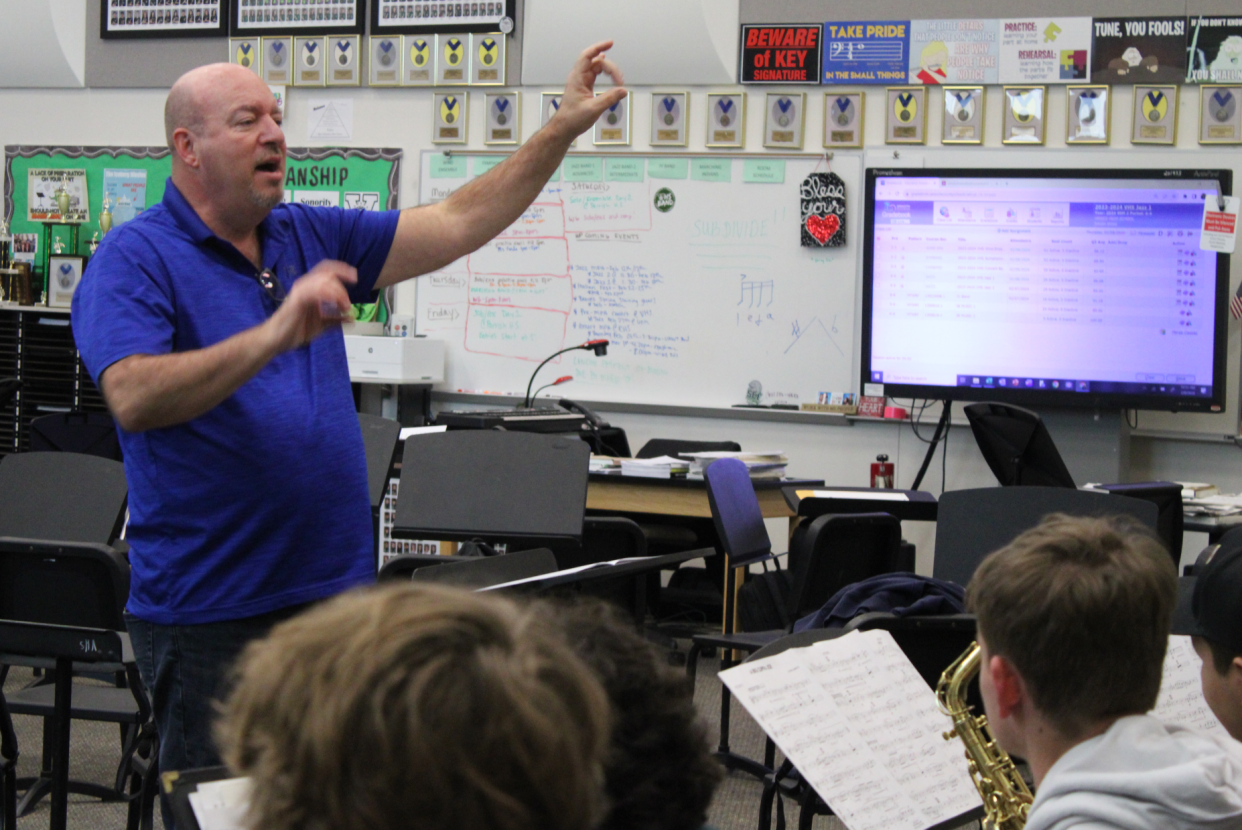 Venice High School Jazz Band 1 recently received a surprise visit from composer/arranger Paul Murtha while rehearsing his piece “A Big Cuppa Joe.” Murtha, who has written for mezzo-soprano Denyce Graves, Lou Rawls, Gloria Estefan, Patti LaBelle, and Kenny Loggins, was in town for performances with the Venice Symphony. Venice HS band director David Wing and Venice Symphony artistic director Dana Kimble arranged the surprise.