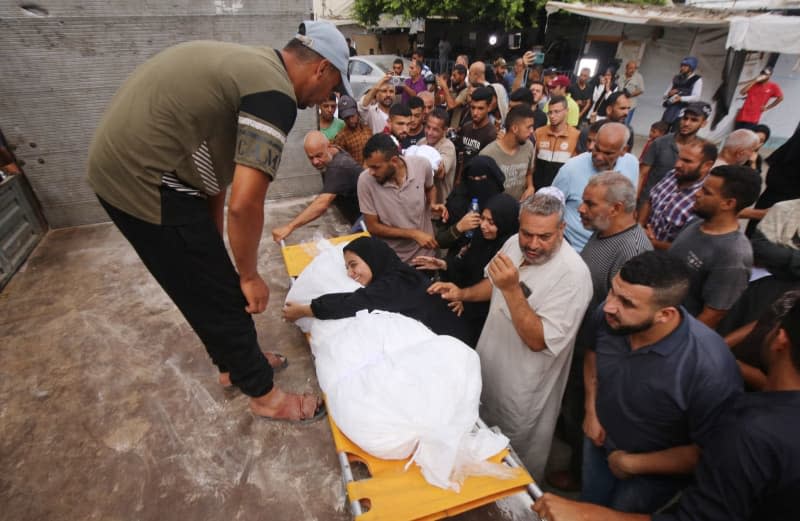 Relatives of Palestinians, who killed after an Israeli attack targeting a house in the Maghzi refugee camp, mourn after their bodies were brought to the al-Aqsa Martyrs Hospital for burial in Deir El-Balah. Omar Ashtawy/APA Images via ZUMA Press Wire/dpa