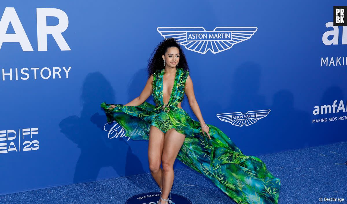 Cannes 2023 : Léna Situations se la joue J-Lo à en portant sa robe la plus iconique, et cette fois, même les haters n'ont rien à y redire tellement c'est canon - BestImage