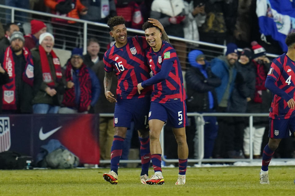 Antonee Robinson, de Estados Unidos, festeja su gol con Chris Richards, en la victoria 1-0 ante El Salvador por la eliminatoria al Mundial, el jueves 27 de enero de 2022, en Columbus, Ohio. (AP Foto/Julio Cortez)