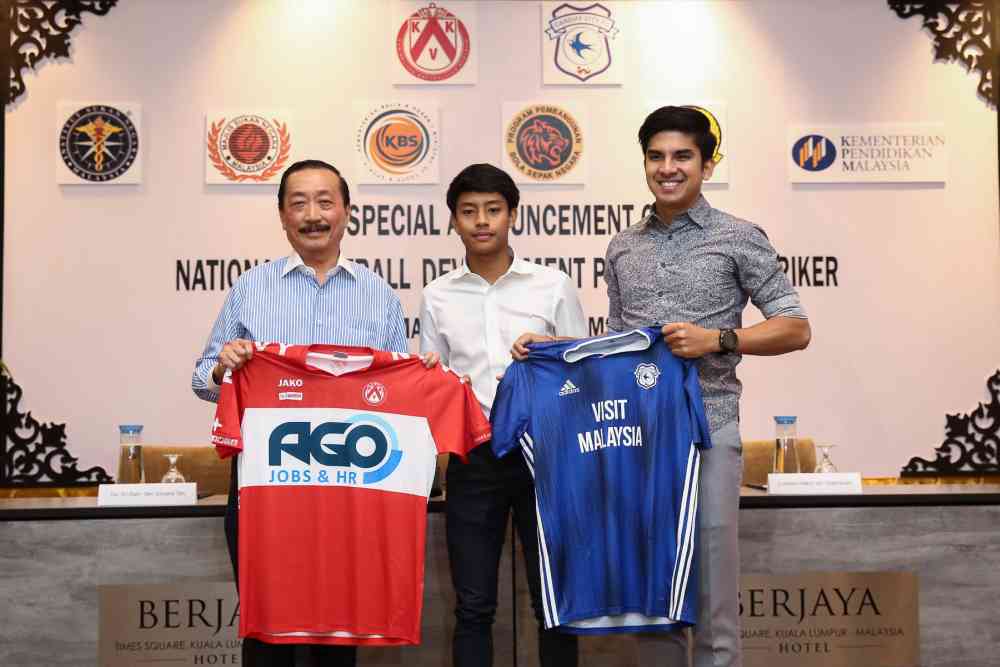 (From left) Tan Sri Vincent Tan, Luqman Hakim Shamsuddin and Youth and Sports Minister Syed Saddiq pose for a photo during a press conference in Kuala Lumpur September 20, 2019. ― Picture by Yusof Mat Isa