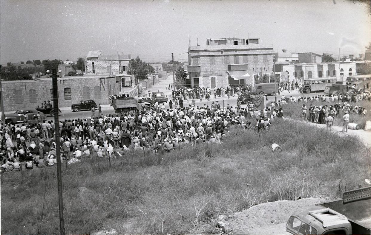 Imagen de la ocupación de Ramla en 1948. Originalmente, Ramla era una ciudad que iba a pertenecer al Estado árabe, pero fue conquistada por Israel y la mayor parte de sus habitantes fueron expulsados. <a href="https://commons.wikimedia.org/wiki/File:1948_Arab-Israeli_War_(997008136240105171).jpg" rel="nofollow noopener" target="_blank" data-ylk="slk:Benno Rothenberg /Meitar Collection / National Library of Israel / The Pritzker Family National Photography Collection;elm:context_link;itc:0;sec:content-canvas" class="link ">Benno Rothenberg /Meitar Collection / National Library of Israel / The Pritzker Family National Photography Collection</a>, <a href="http://creativecommons.org/licenses/by/4.0/" rel="nofollow noopener" target="_blank" data-ylk="slk:CC BY;elm:context_link;itc:0;sec:content-canvas" class="link ">CC BY</a>